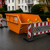 Absicherung Container Straße mit Absperrschranken, Baustellenlampen und Leitbaken – HÖHL Containerdienst