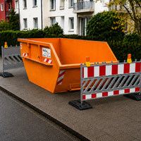 Absicherung Container Gehweg mit zwei Absperrschranken, Fußplatten und vier Baustellenlampen – HÖHL Containerdienst